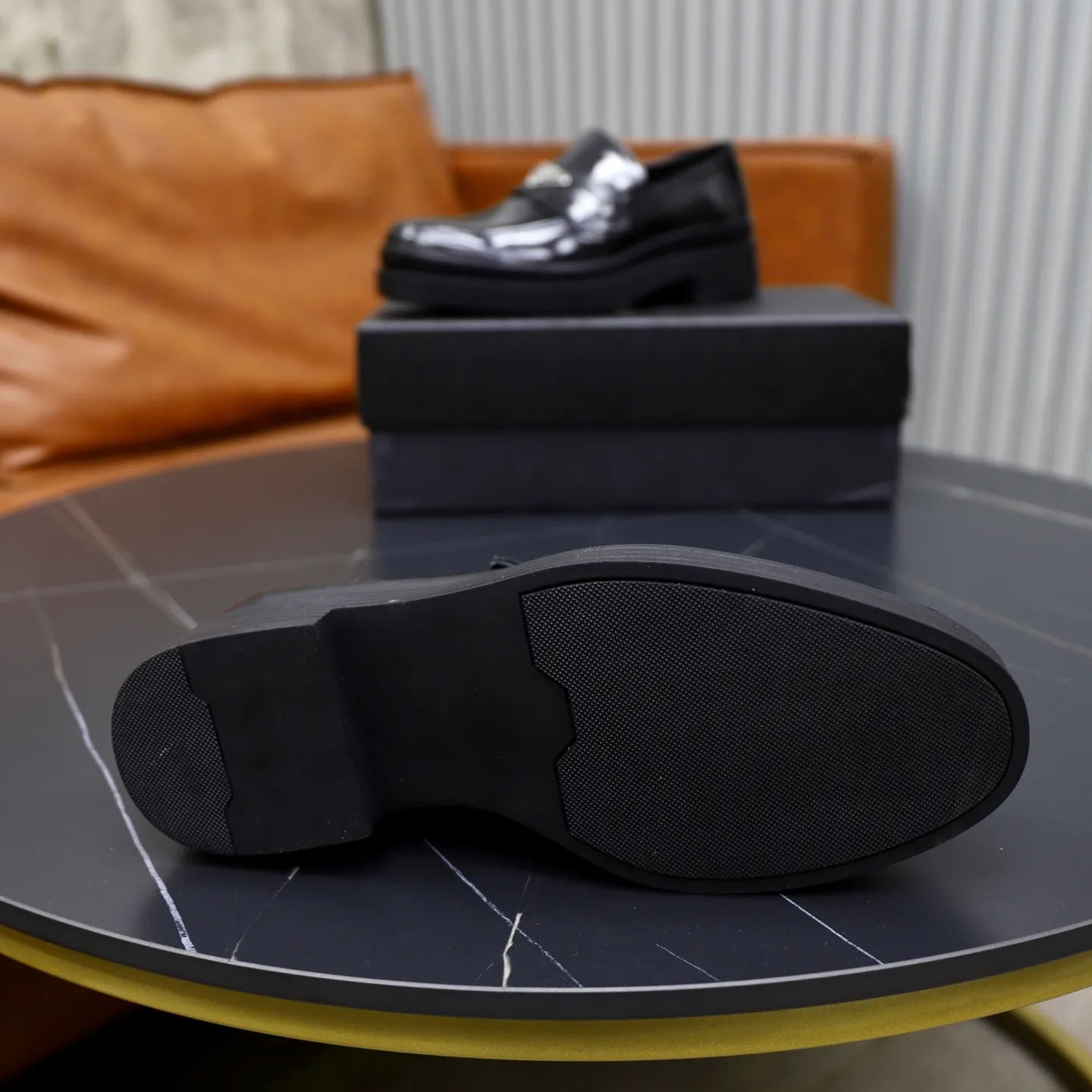 Ex-factory price: 500💰🙅‍♂️🙅‍♂️🙅‍♂️ Brand: PRADA Standard code: Men's code 38-44 (45 can be customized) Grade: Same style as the official website Original order quality Material: Original cowhide surface Comfortable lining Original outsole Style category: Men's fashionable casual leather shoes Distinguished big-name luxury elements Top luxury Color: Color of the actual picture
